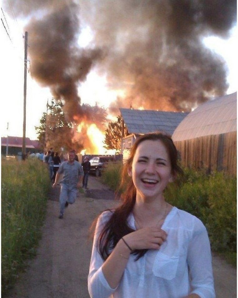 Девушки на фоне горящего