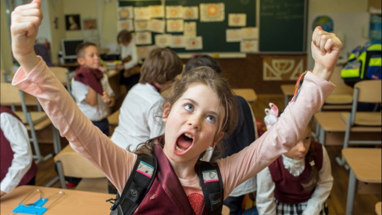 Школьник радуется