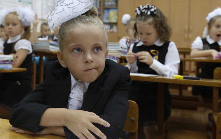 Ученики на конкурсе за партами