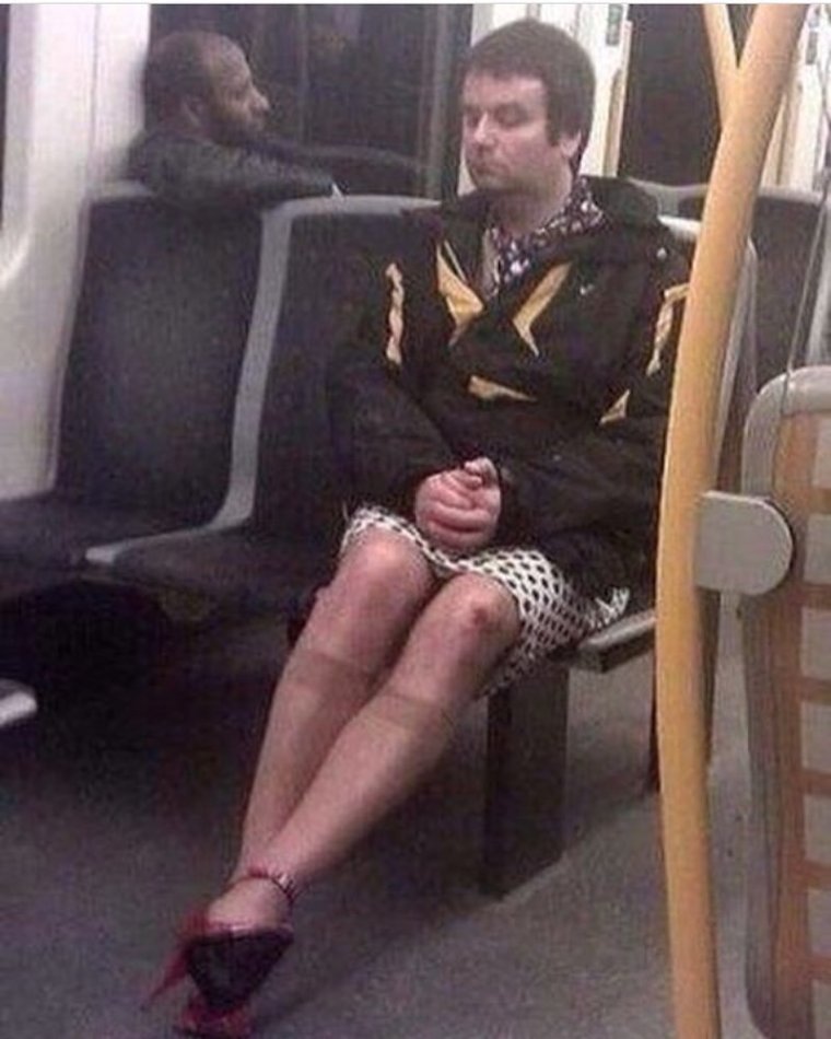 Мужчина в колготках в метро