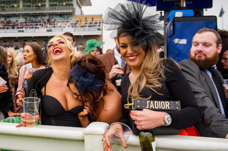 Пьяные леди на скачках в Англии