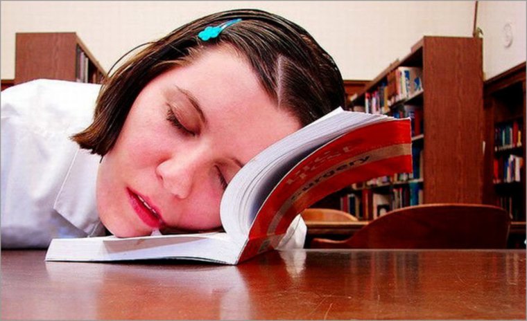 Спит в библиотеке