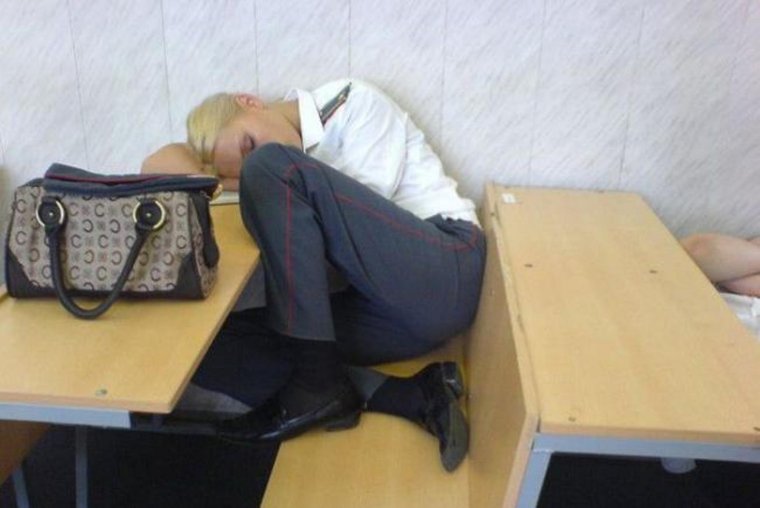 Спит на парте