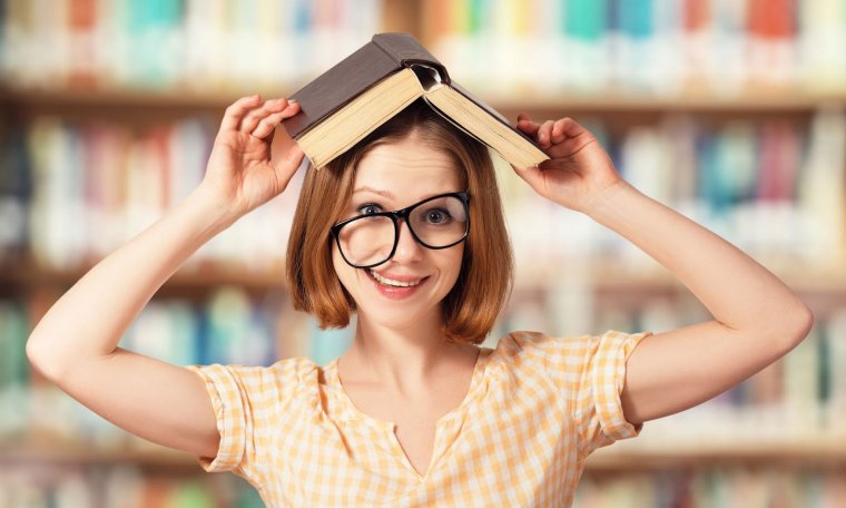 Женщина студентка с книгами