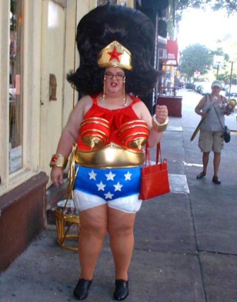 Смешная женщина в розовом