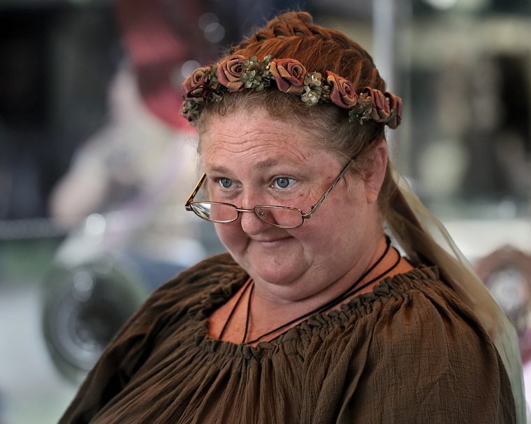 Старая накрашенная бабка