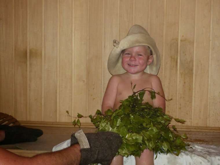 Ребенок с банным веником
