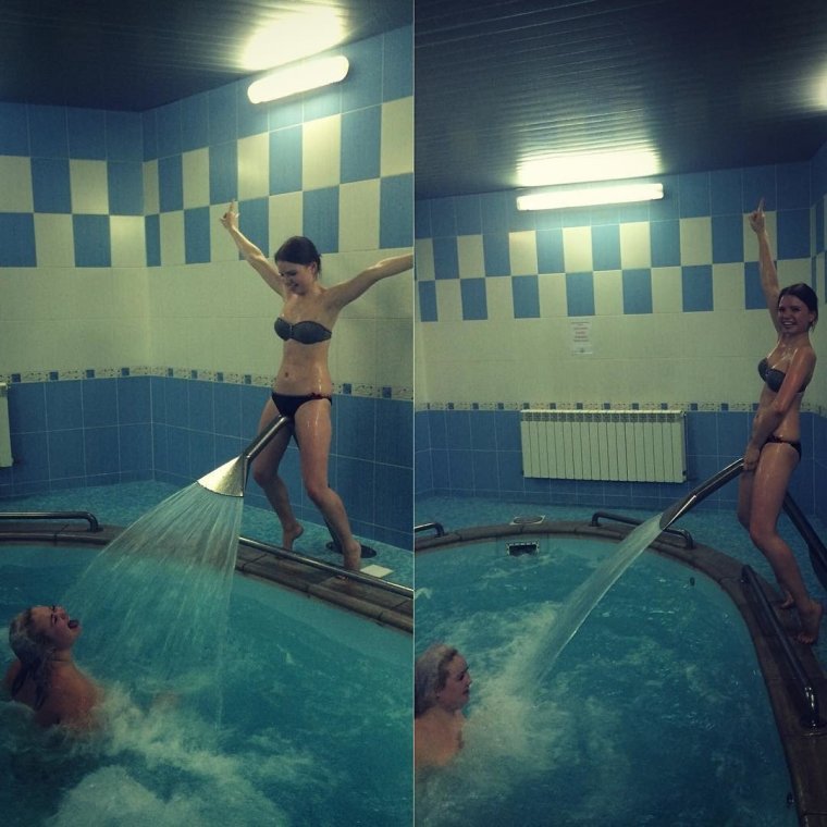 Девушки в бассейне в сауне