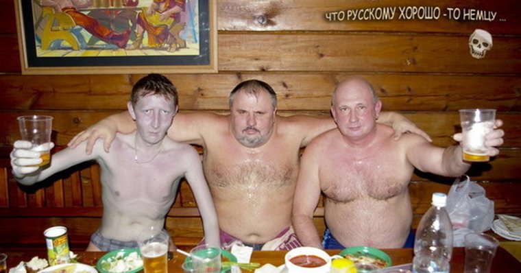 Мужчины в бане за столом