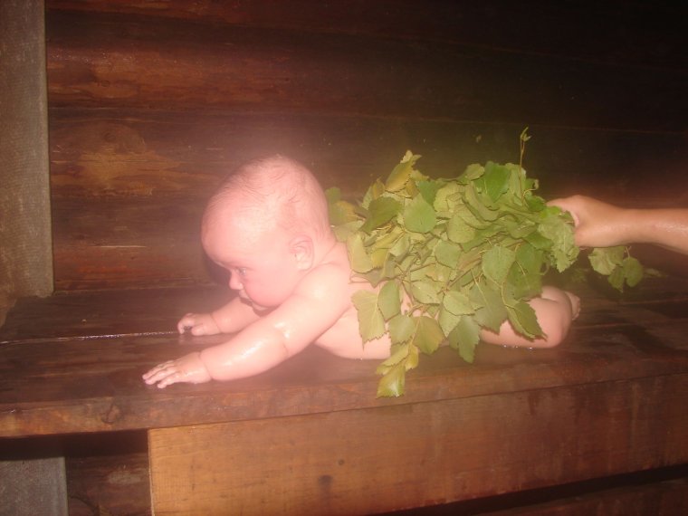 Ребенок в бане с веником