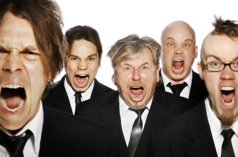 Толпа удивленных людей