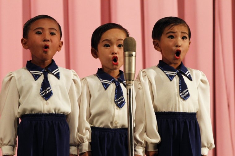 Корейские дети поют