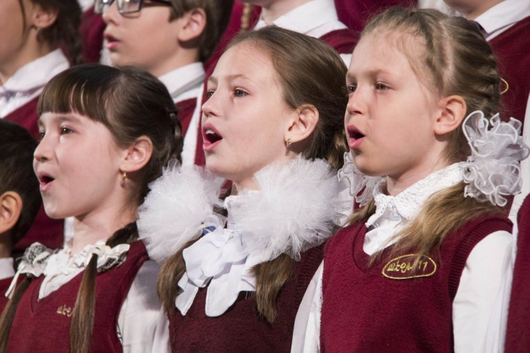 Хор детей на сцене