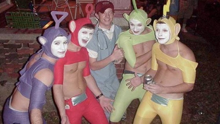 Смешной человек в костюме телепузика