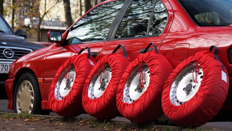 Машина обвешанная покрышками