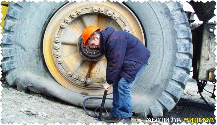 Спущенное колесо грузовика