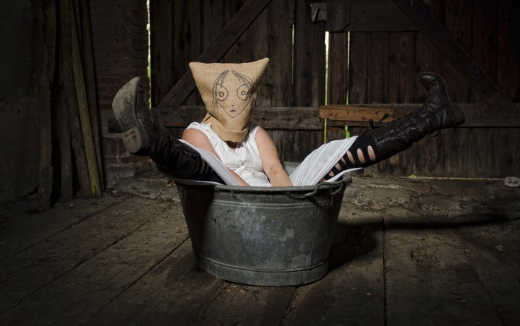 Ребенок в тазике