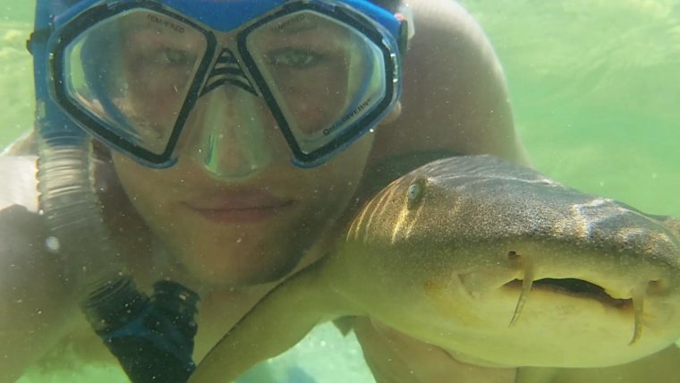 Девушка с большой рыбой