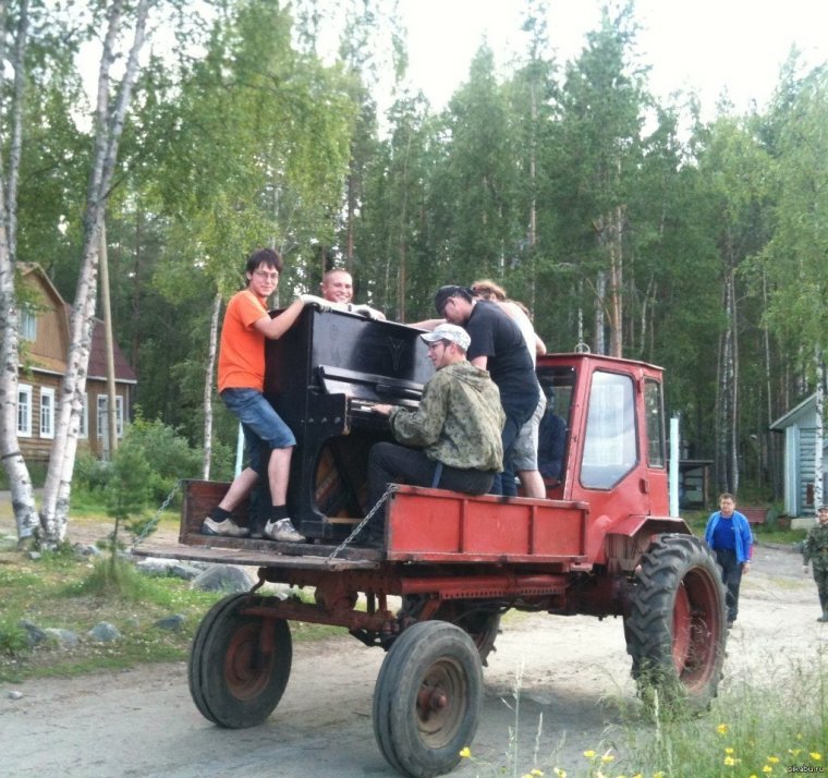 Сельский тракторист