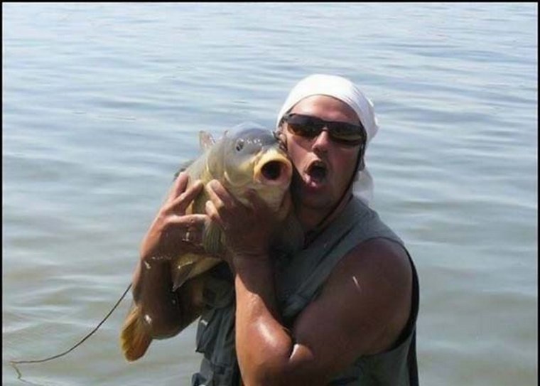 Девушка с большой рыбой