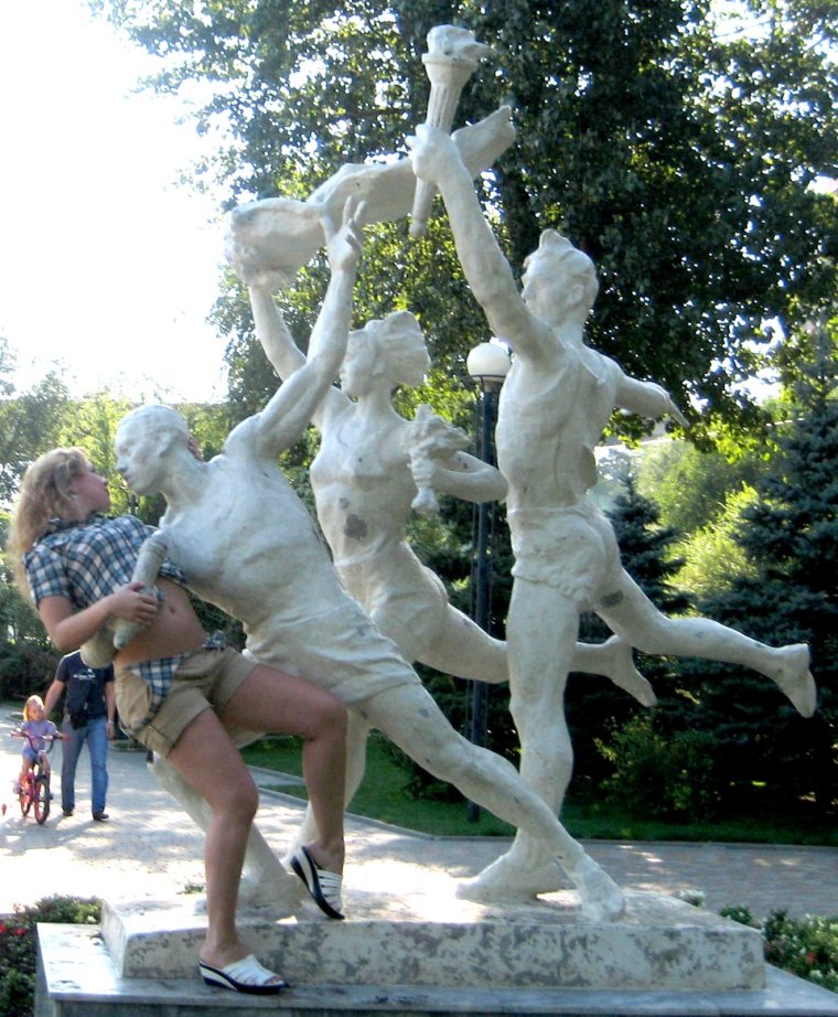 Смешные снимки с памятниками