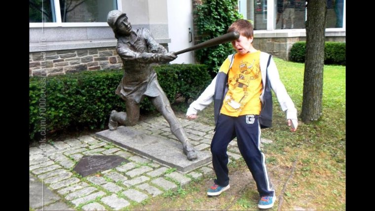 Памятник сантехнику в Саратове