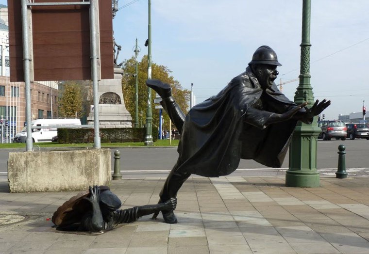 Чиновничья Фемида Дания памятник