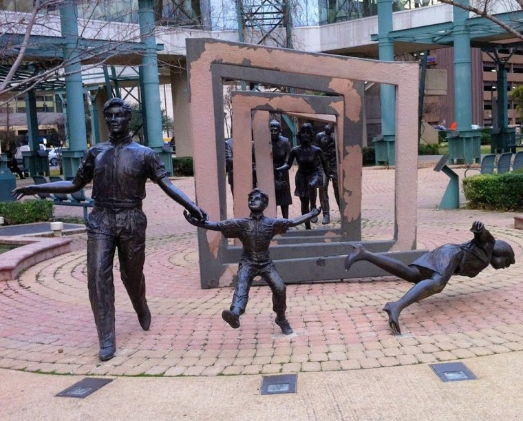 Необычные памятники