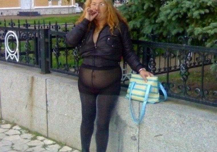 Толстая женщина смешная в колготках