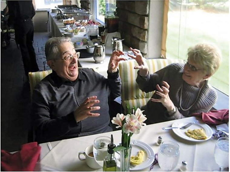 Пожилая пара в ресторане