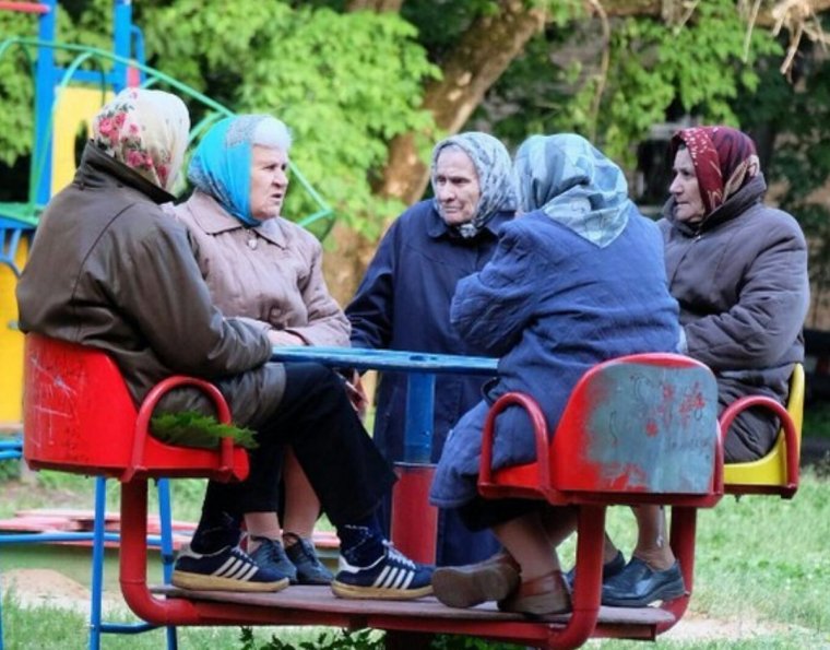 Бабушки на лавочке