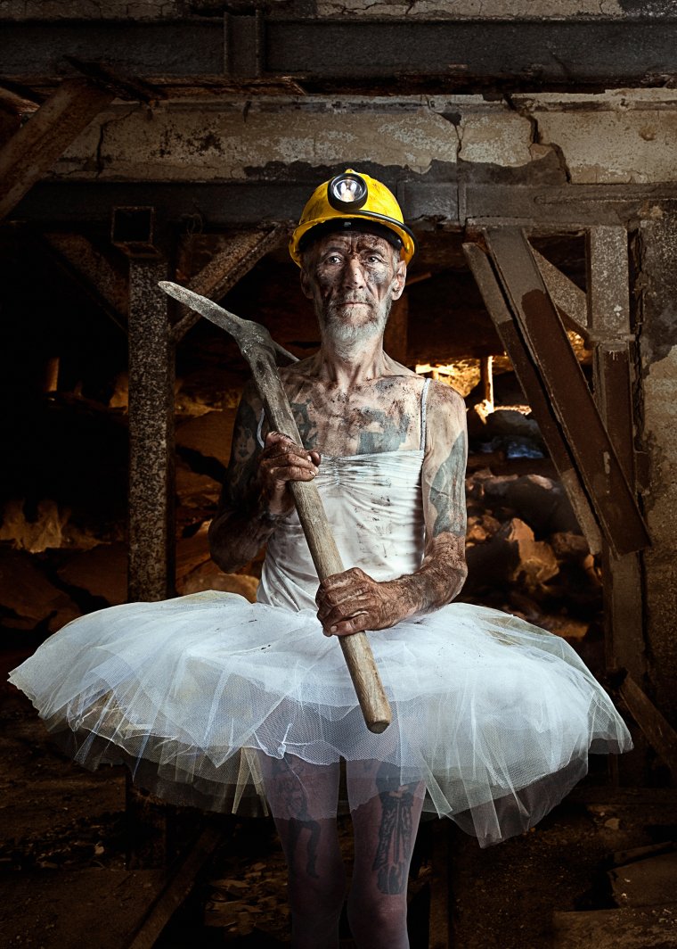 Девушка в шахте