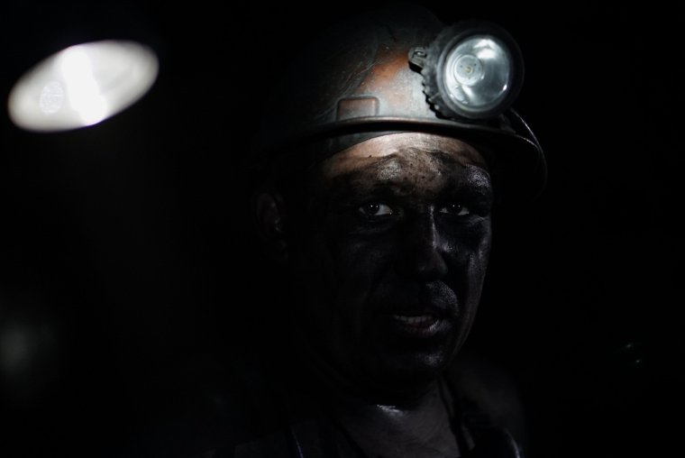 Шахтер добывает уголь