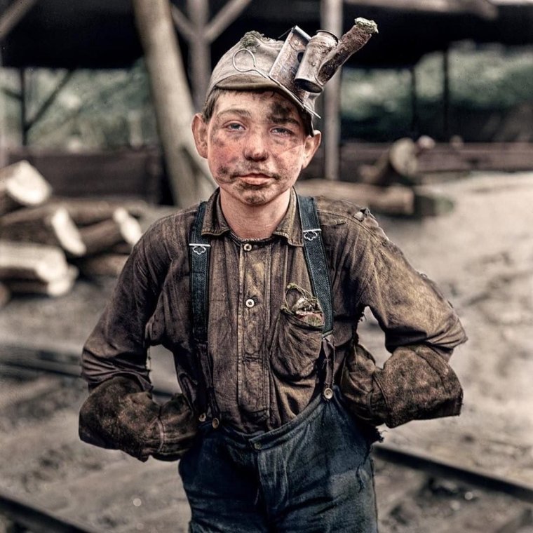 Шахтер в угле