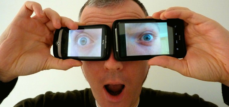 Человек за камерой телефона