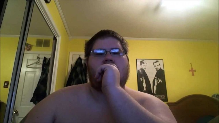 Толстый парень танцует