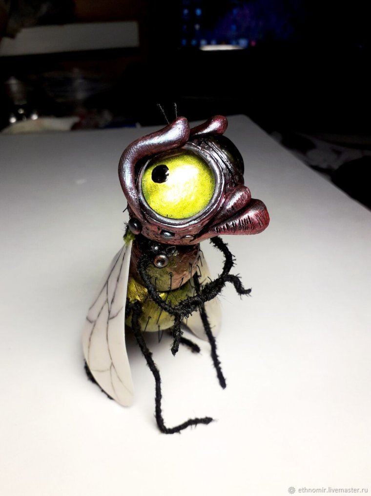 Муха фигурка