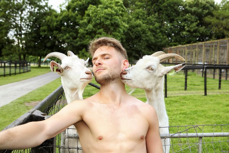 Мужчина с козой