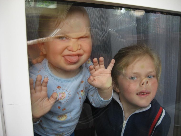 Школьники корчат рожицы