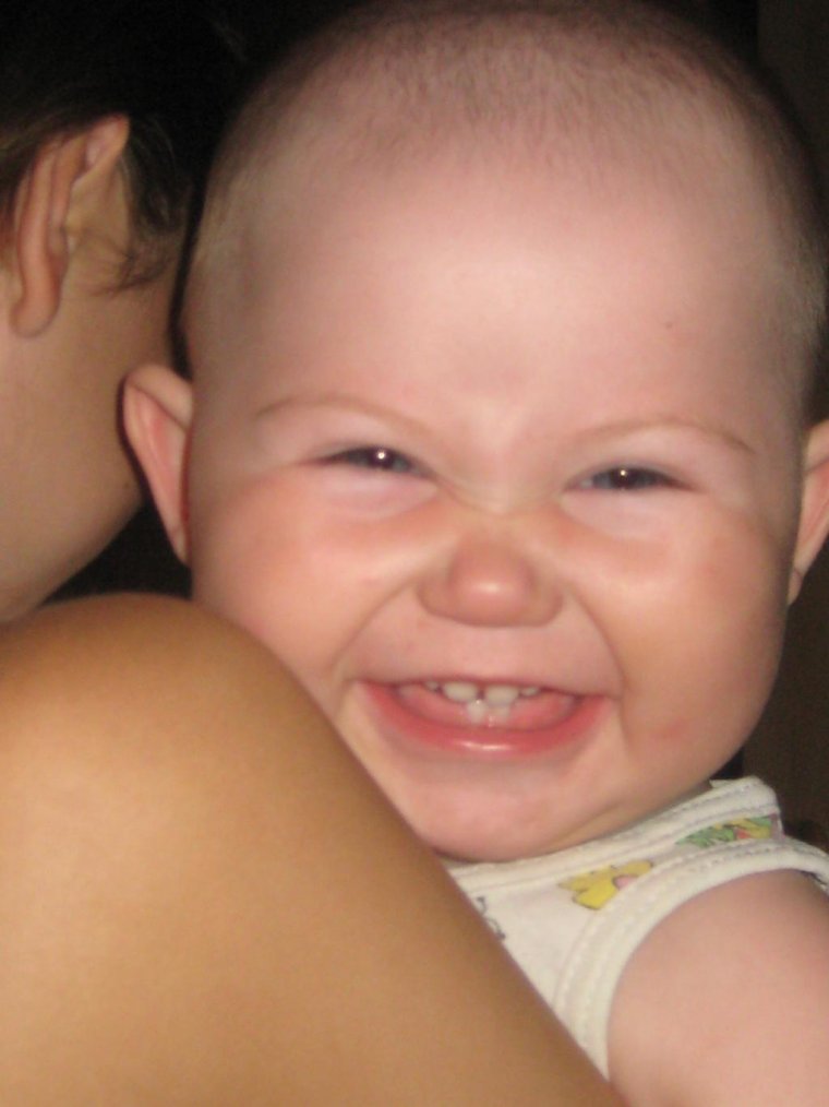 Мальчик корчит рожицы