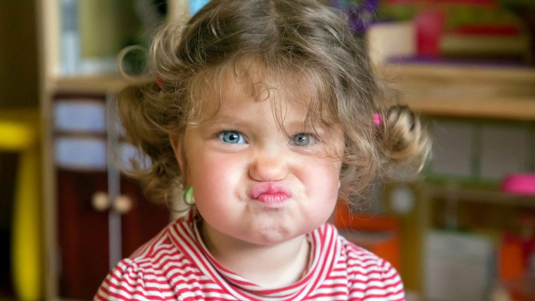 Дети корчат рожицы