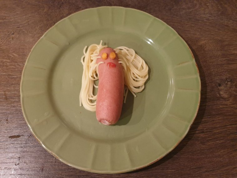 Лохматые сосиски с макаронами