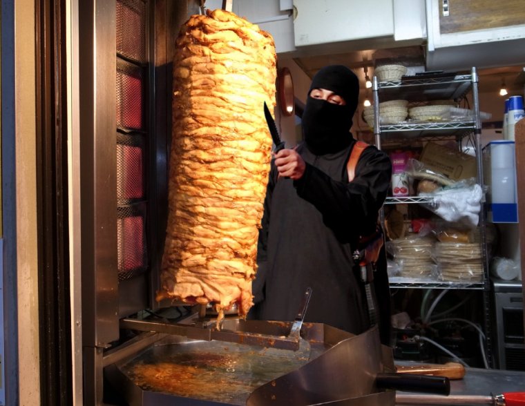 Человек с шавермой