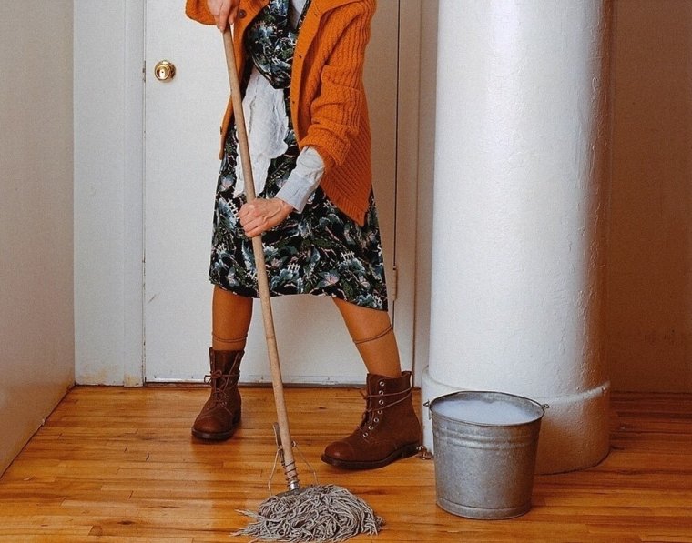 Уборщик со шваброй