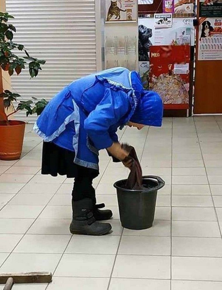 Пожилая уборщица