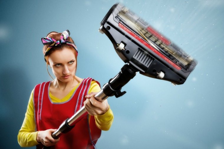 Женщина со шваброй