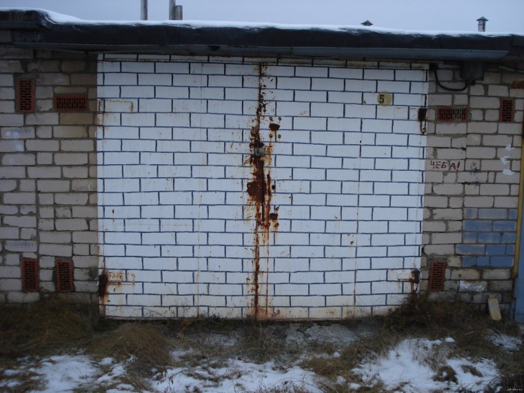 Надписи на воротах гаража