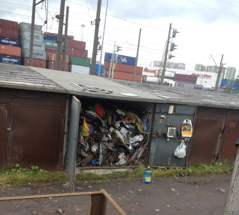 Захламленный гараж