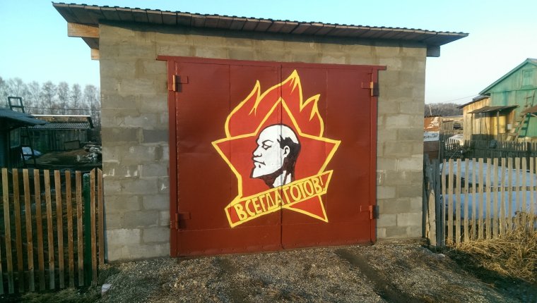 Покрасить ворота гаража необычно