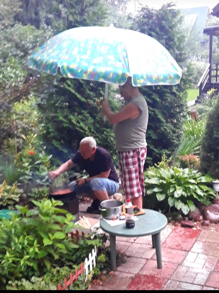 Шашлык под зонтиком